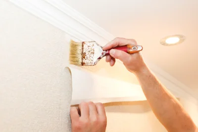 Pose de papier peint à Tréduder — revêtements muraux et toiles de verre
